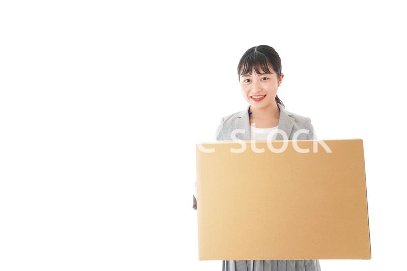 荷物を運ぶ若いビジネスウーマン