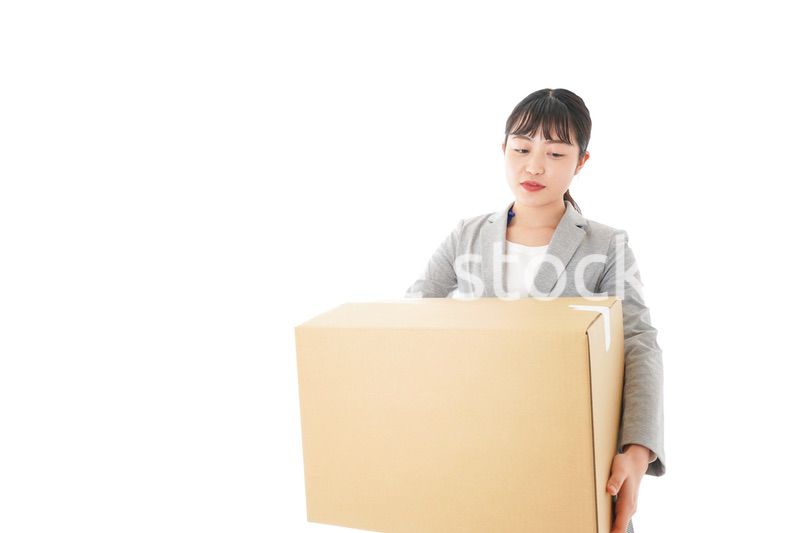 荷物を運ぶ若いビジネスウーマン