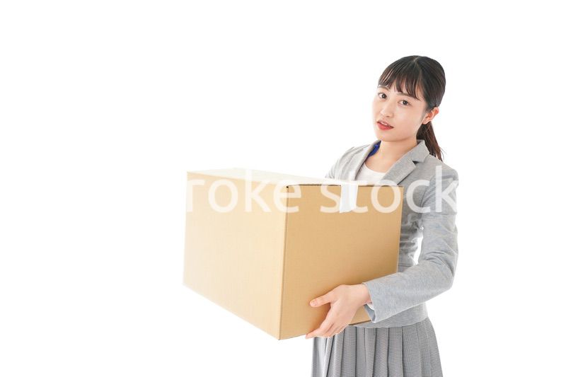 荷物を運ぶ若いビジネスウーマン