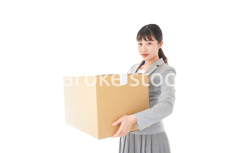 荷物を運ぶ若いビジネスウーマン