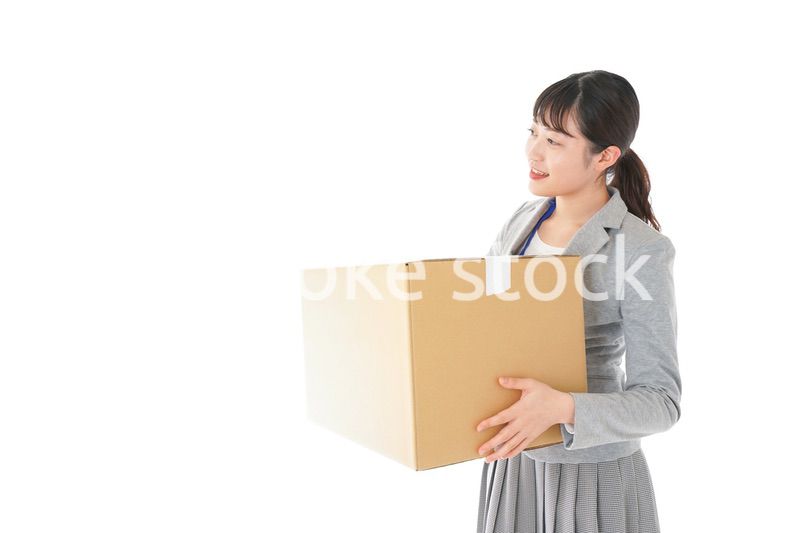 荷物を運ぶ若いビジネスウーマン