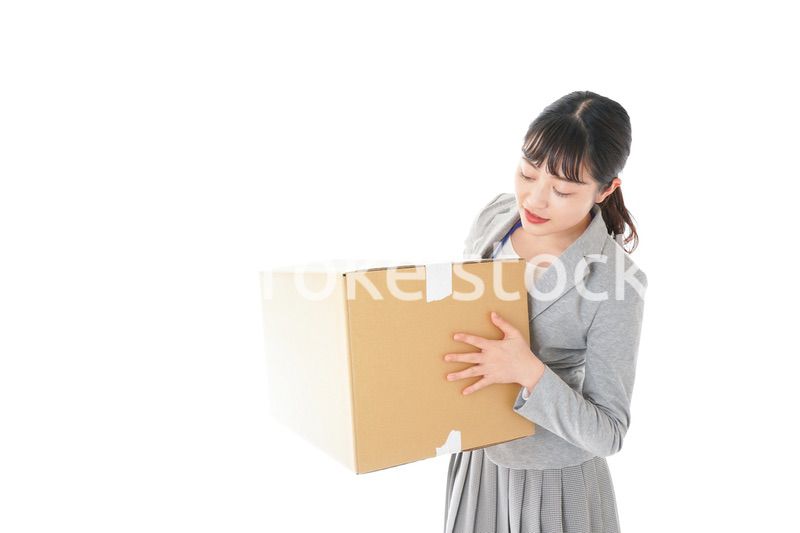 荷物を運ぶ若いビジネスウーマン