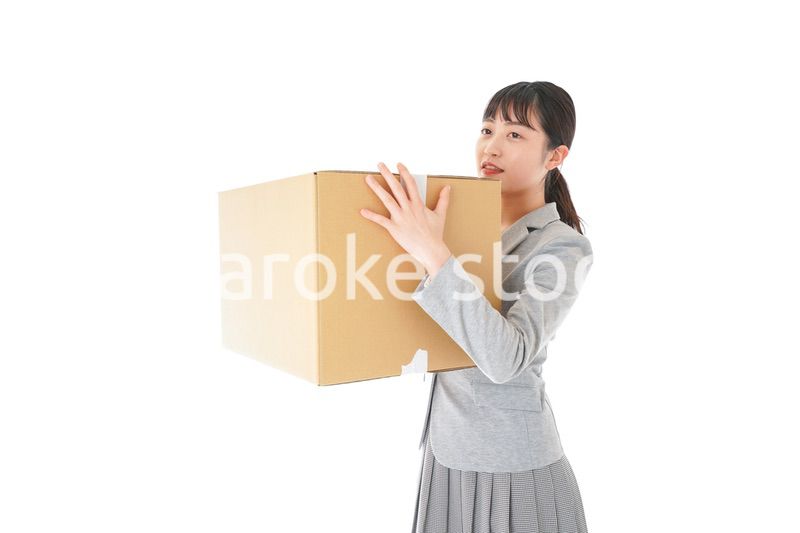 荷物を運ぶ若いビジネスウーマン