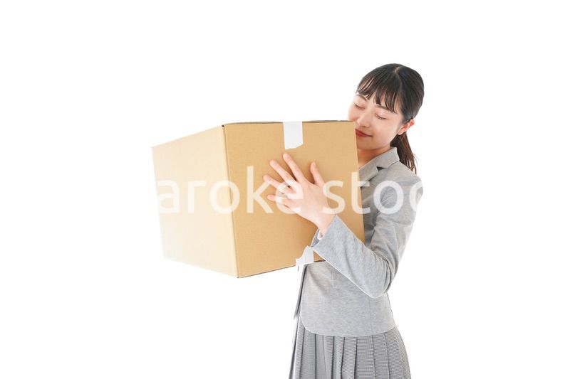 荷物を運ぶ若いビジネスウーマン