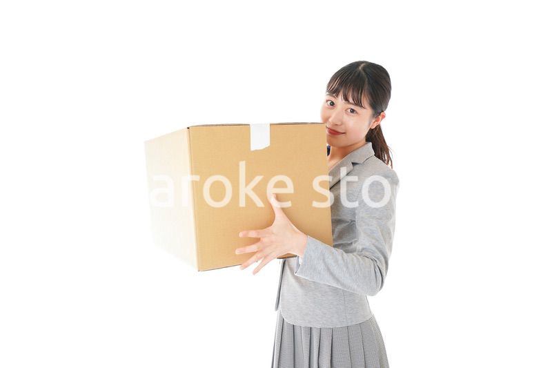 荷物を運ぶ若いビジネスウーマン