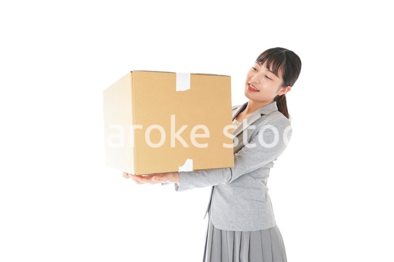 荷物を運ぶ若いビジネスウーマン