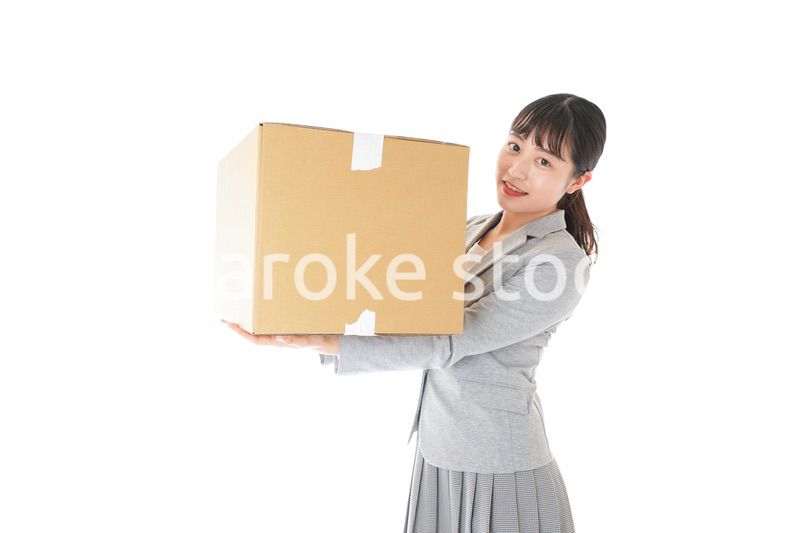 荷物を運ぶ若いビジネスウーマン