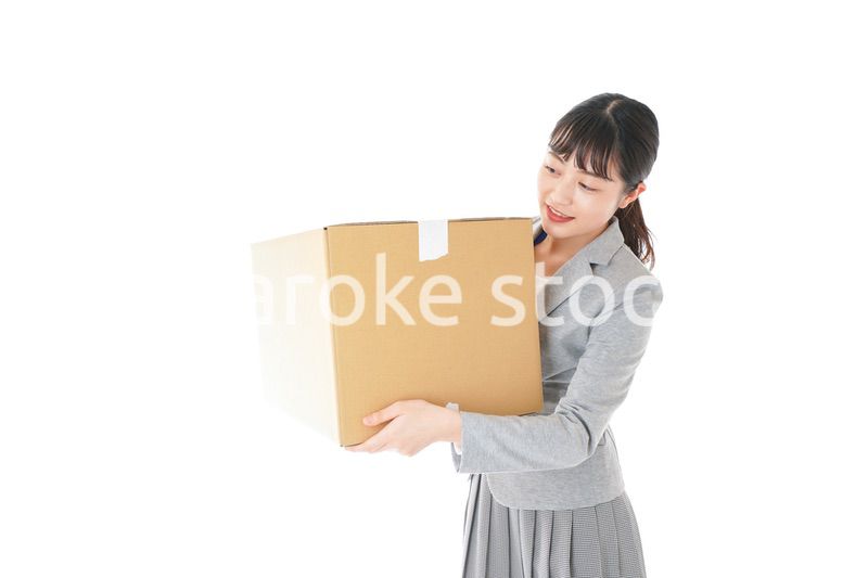 荷物を運ぶ若いビジネスウーマン