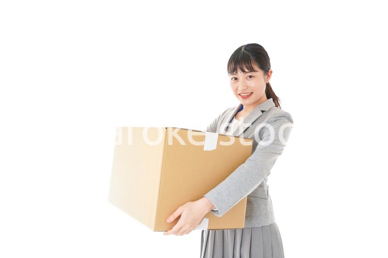 荷物を運ぶ若いビジネスウーマン