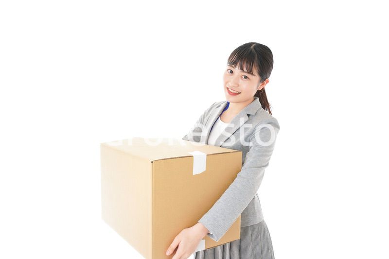 荷物を運ぶ若いビジネスウーマン