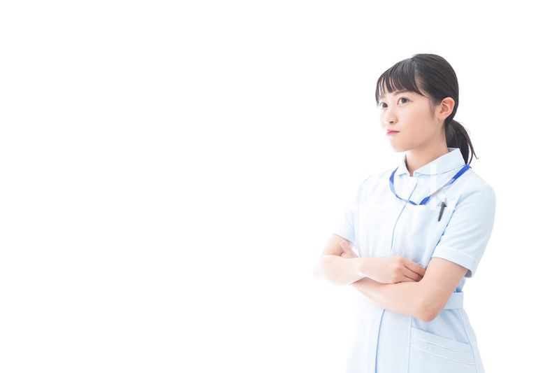 怒りを感じる若い看護師