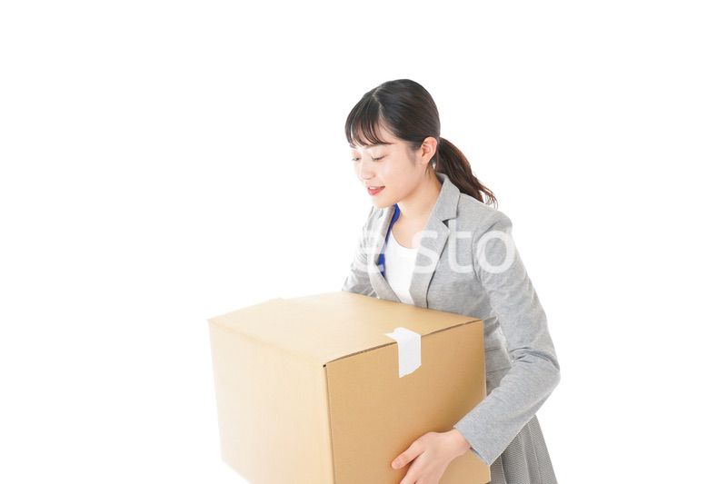 荷物を運ぶ若いビジネスウーマン