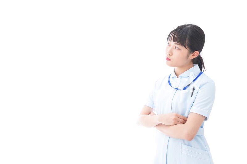 怒りを感じる若い看護師