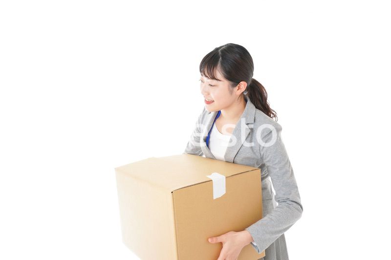 荷物を運ぶ若いビジネスウーマン