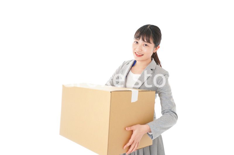 荷物を運ぶ若いビジネスウーマン