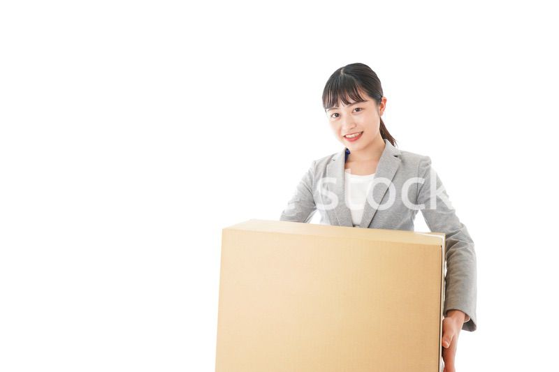 荷物を運ぶ若いビジネスウーマン