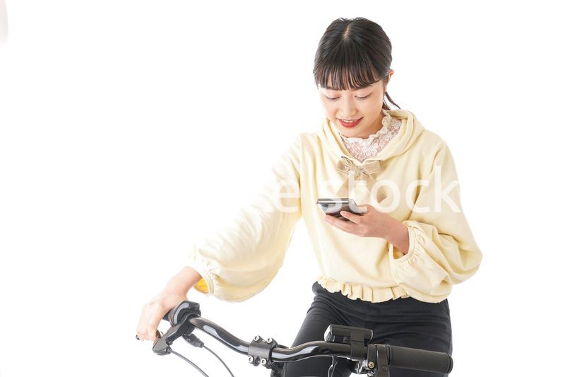 自転車を運転する若い女性