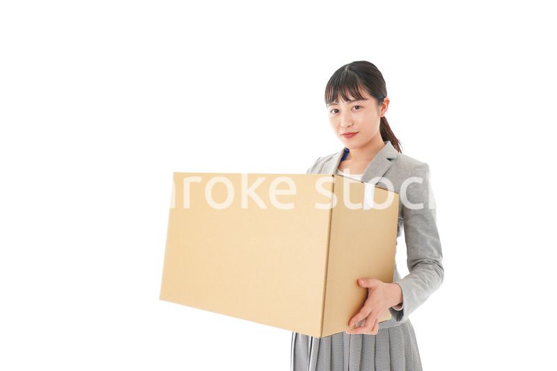 荷物を運ぶ若いビジネスウーマン