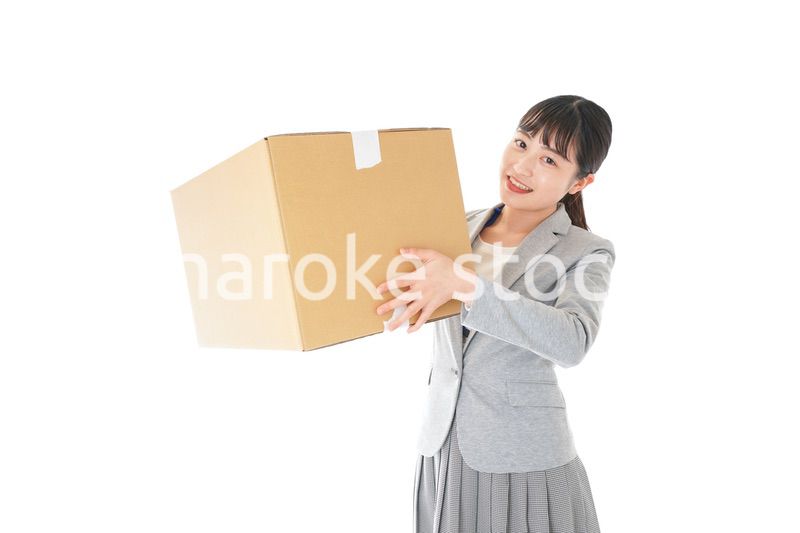 荷物を運ぶ若いビジネスウーマン