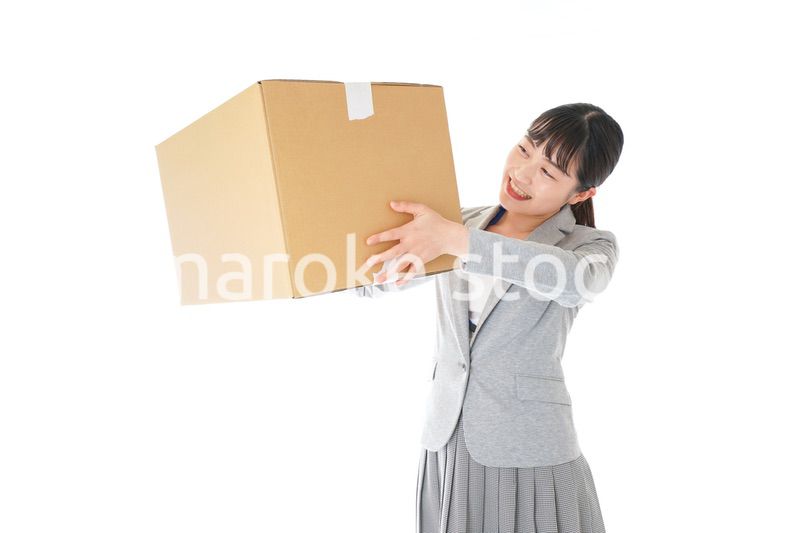 荷物を運ぶ若いビジネスウーマン