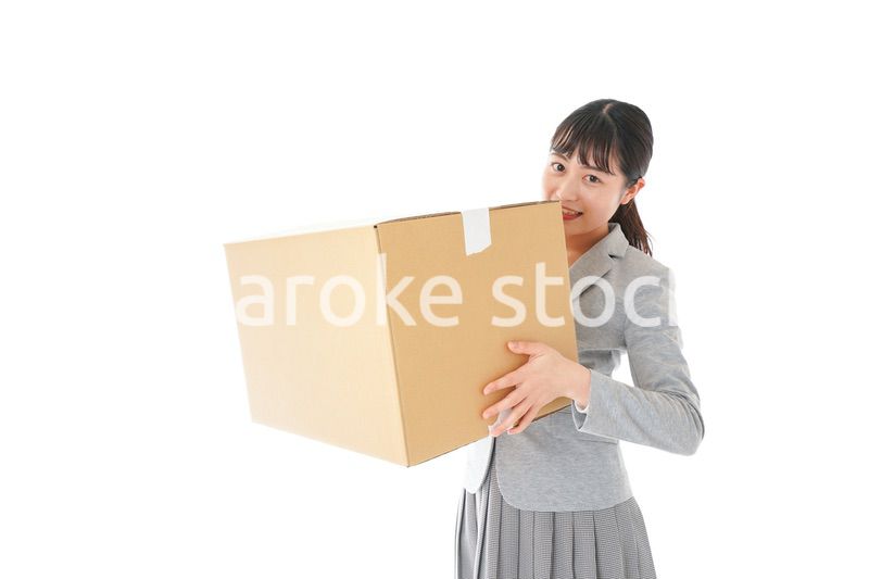 荷物を運ぶ若いビジネスウーマン