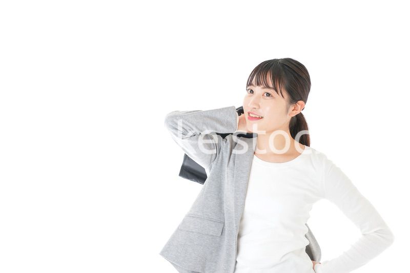 外回り営業をする若いキャリアウーマン