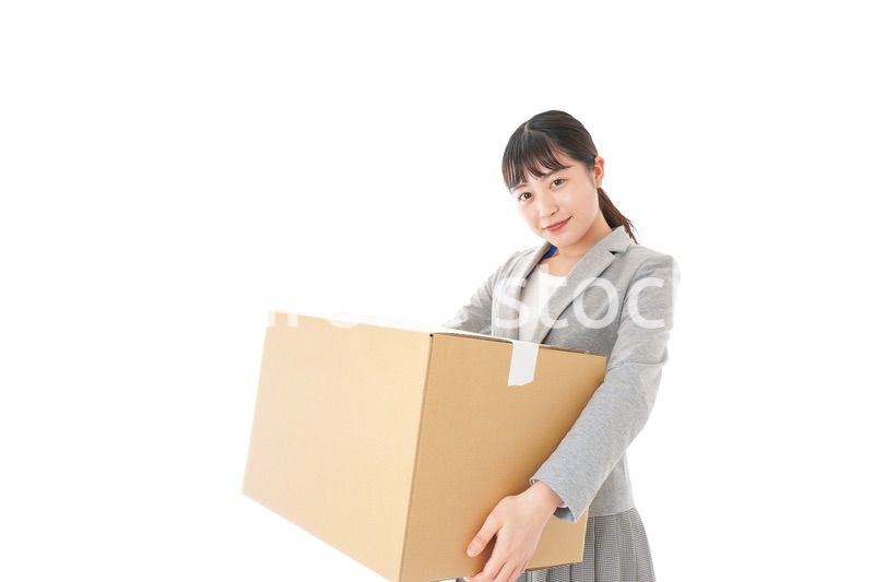 荷物を運ぶ若いビジネスウーマン