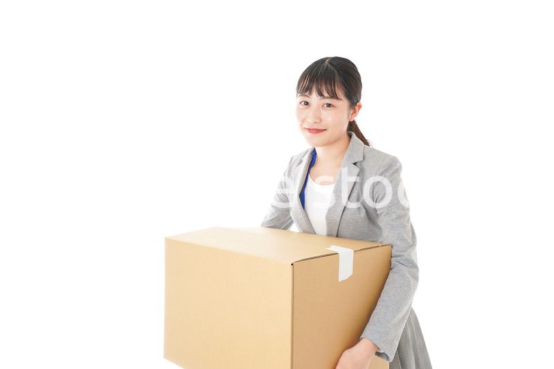 荷物を運ぶ若いビジネスウーマン