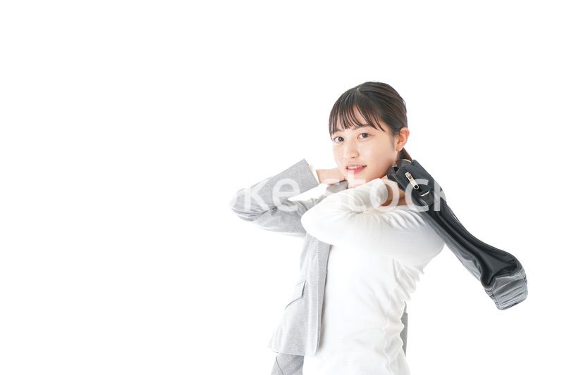 外回り営業をする若いキャリアウーマン