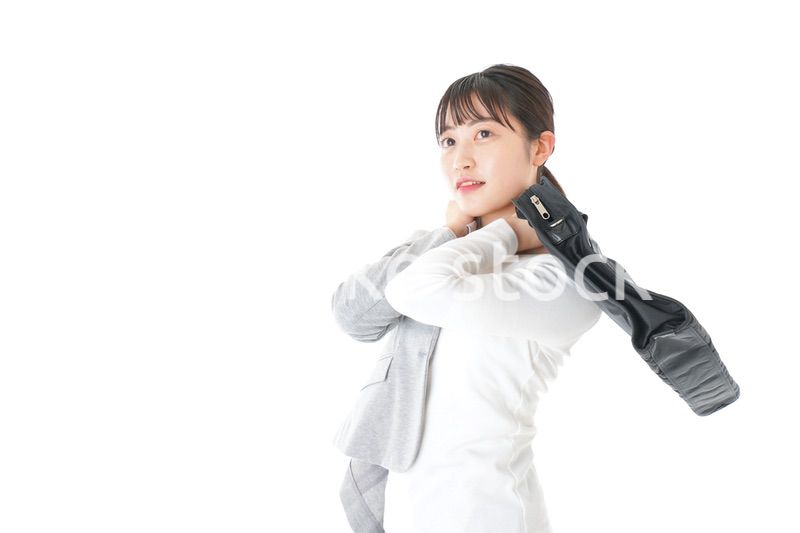 外回り営業をする若いキャリアウーマン