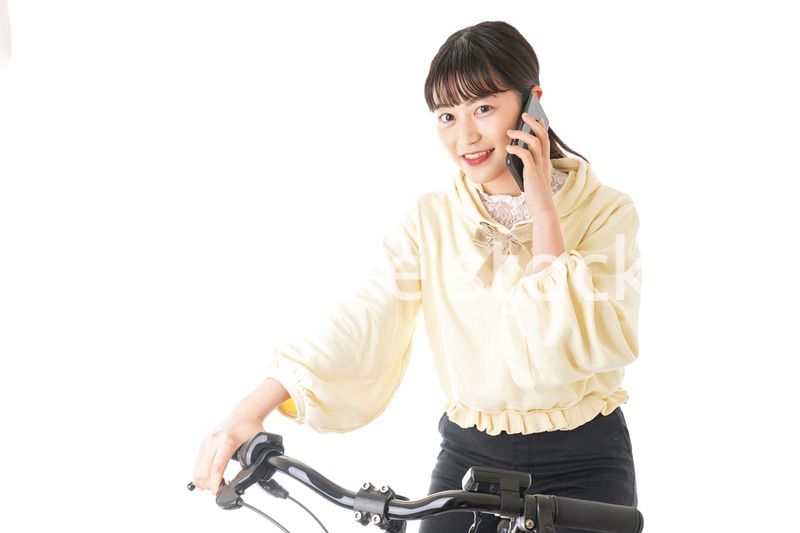 自転車を運転する若い女性