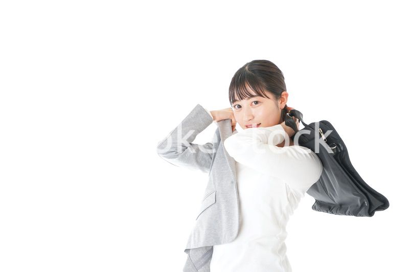 外回り営業をする若いキャリアウーマン