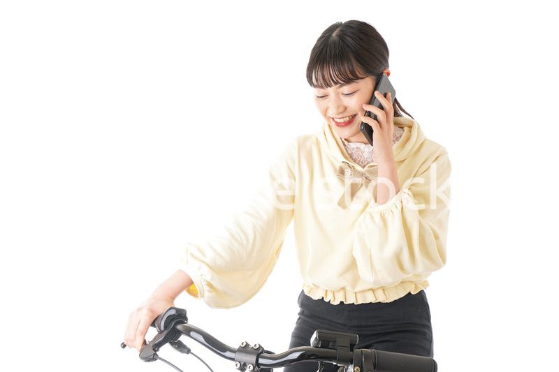 自転車を運転する若い女性