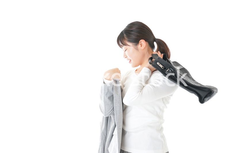 外回り営業をする若いキャリアウーマン