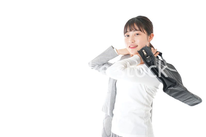 外回り営業をする若いキャリアウーマン