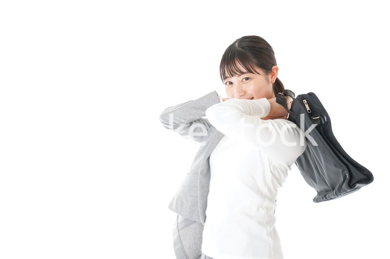 外回り営業をする若いキャリアウーマン