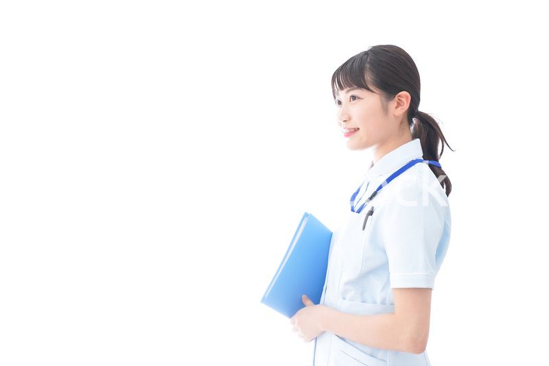 笑顔の若い看護師