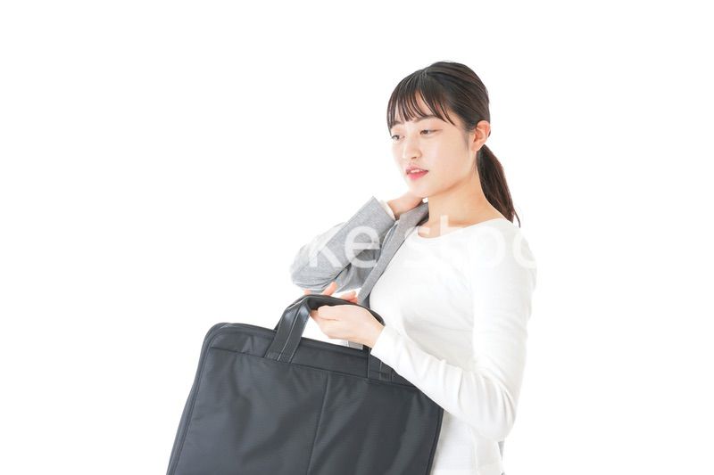 外回り営業をする若いキャリアウーマン