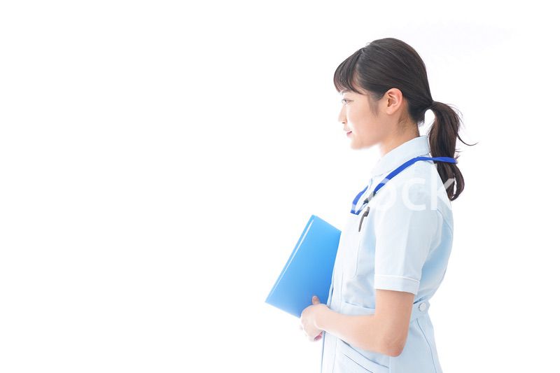 ナース服を着た若い笑顔の看護師