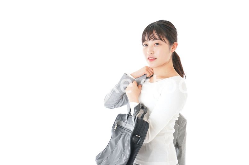 外回り営業をする若いキャリアウーマン