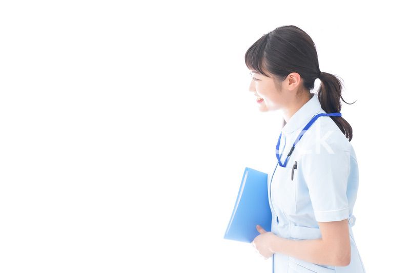 笑顔の若い看護師
