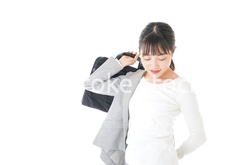 外回り営業をする若いキャリアウーマン