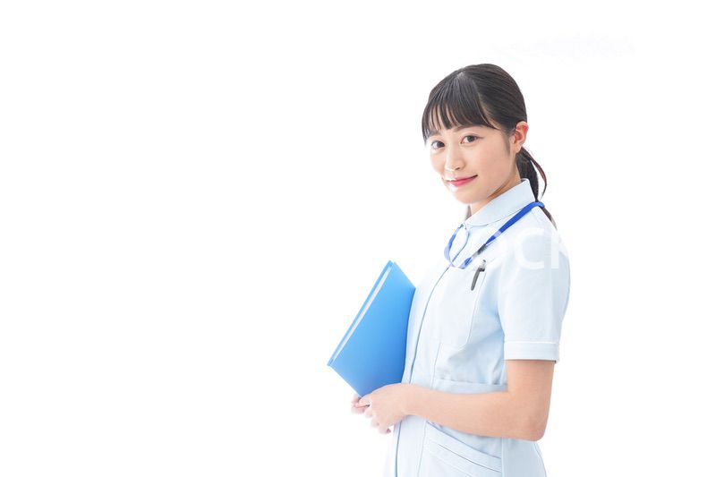 ナース服を着た若い笑顔の看護師