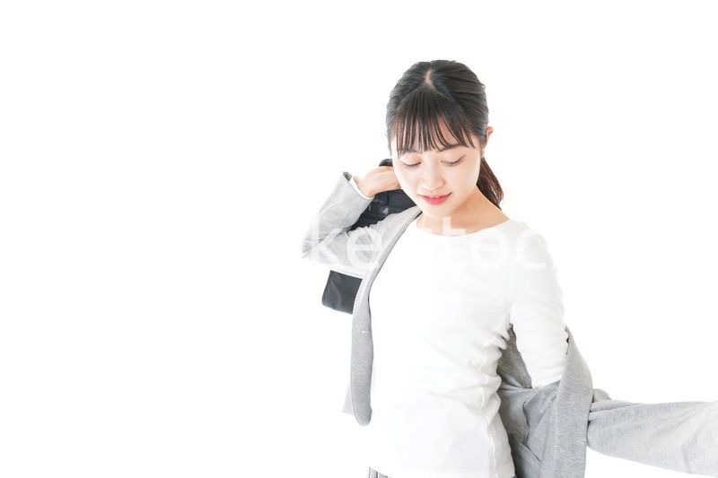 外回り営業をする若いキャリアウーマン