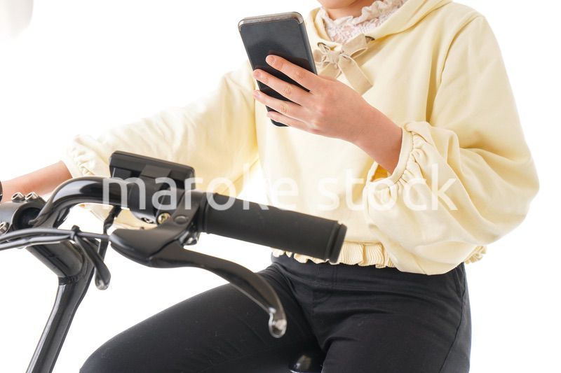 自転車を運転する若い女性