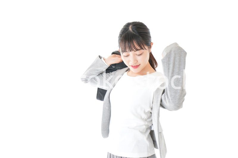 外回り営業をする若いキャリアウーマン