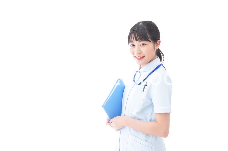 笑顔の若い看護師