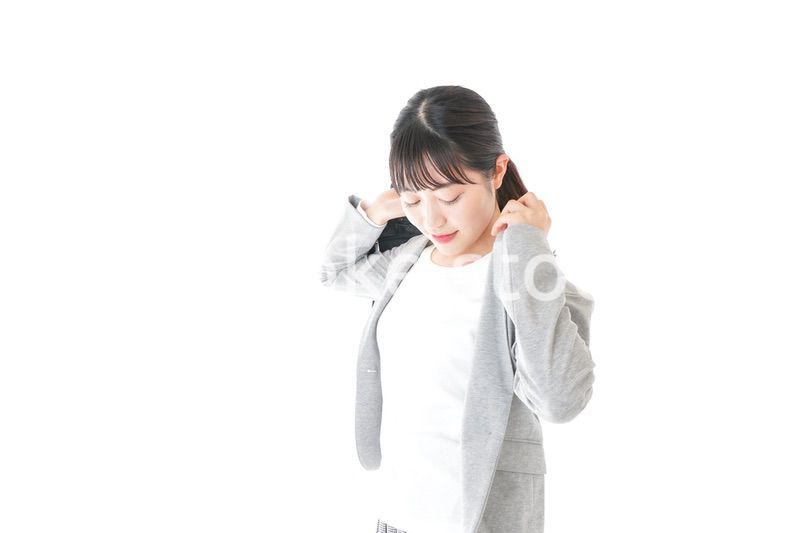 外回り営業をする若いキャリアウーマン