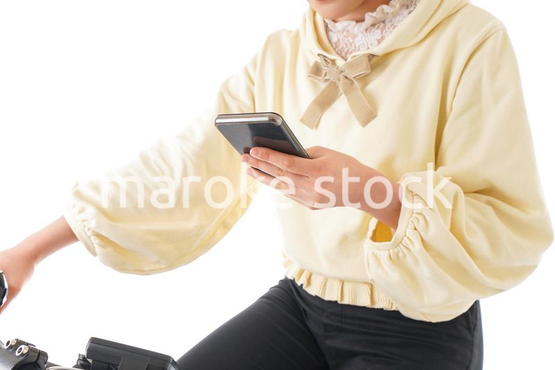 自転車を運転する若い女性