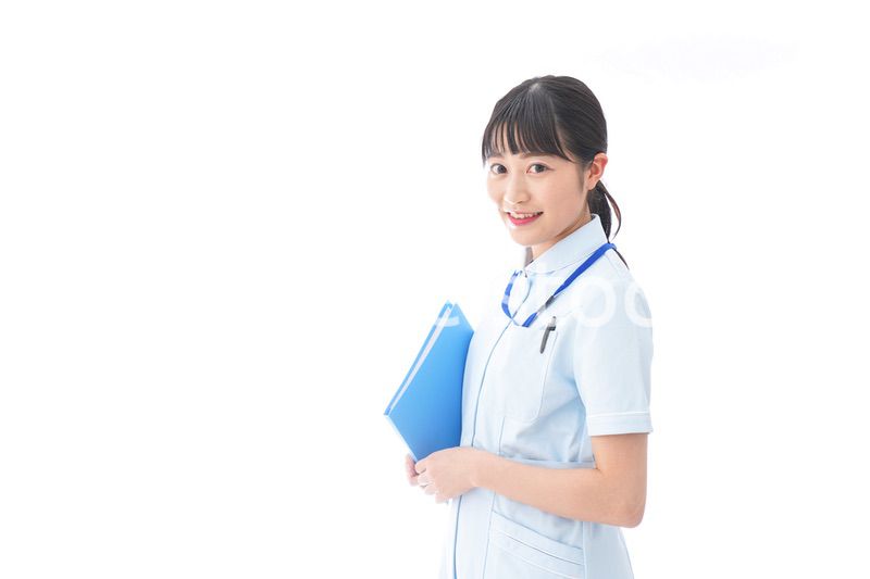 ナース服を着た若い笑顔の看護師